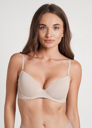 Гладкий бежевый бюстгальтер и трусы