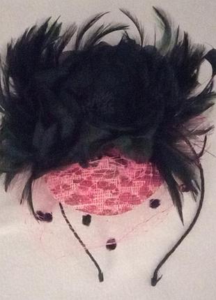 Продам малиновую шляпку с перьями и вуалью на обруче