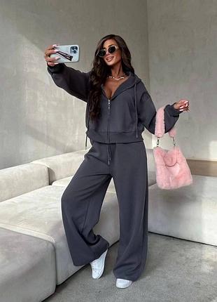 Стильный женский спортивный костюм