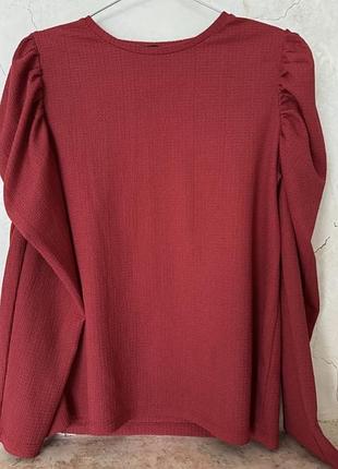 Кофта червоного кольору з довгими рукавами