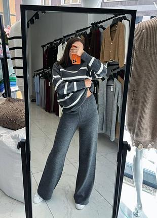 Жіночий брючний в'язаний костюм в смужку