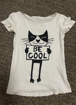 Біла пряма футболка з принтом чорний кіт s m