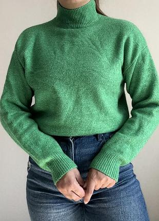 Светр з горловиною