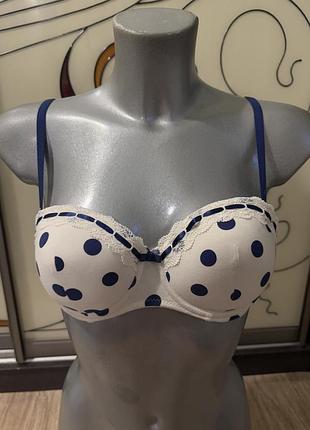 Розкішний базовий, котоновий, бюстгальтер, в білому кольорі, в синій горошок, від дорогого бренду: m&s