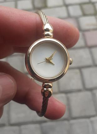 Женские наручные часы-браслет золотистого цвета.кварцевые.d22мм