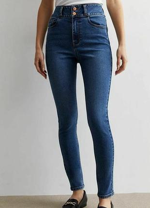 Синие джинсы скинни на высокой талии