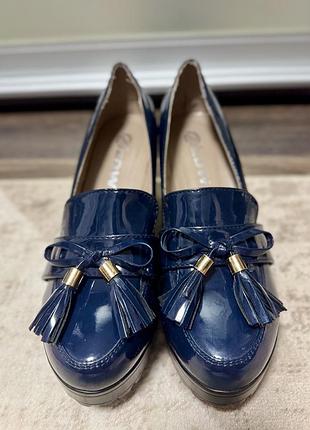 Туфлі на тракторній підошві