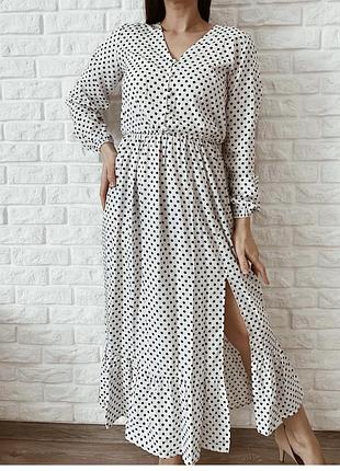 Біла сукня в горошек