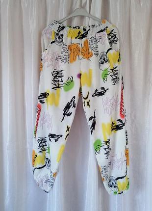 Брюки джоггеры высокая посадка яркий принт с черепами туречева