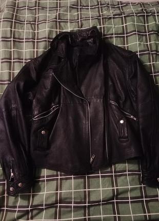 Черная короткая кожаная косуха