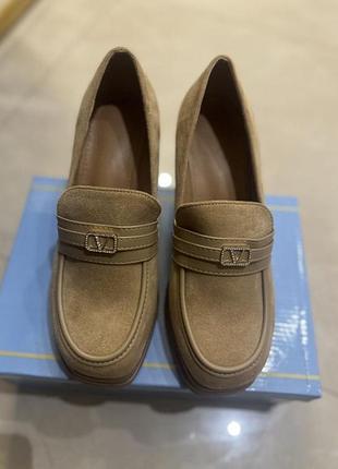 Жіночі лофери на підборах туфлі