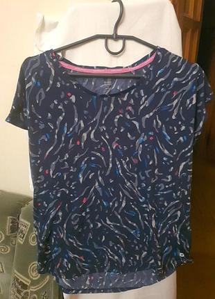 Футболка жіноча темно синя із сіро-рожево-голубим малюнком,без рукавів із спущеними плечима,зад довший переду на 7см,65см довжина, 56см в грудях.