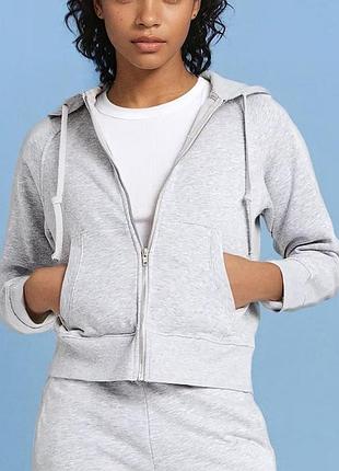 Худі, застібка на блискавку, дві кишені, облямівка гумкою в рубчик, оздоблення з мʼякого ворсу з внутрішнього боку.