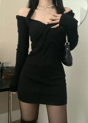 Черное трикотажное платье