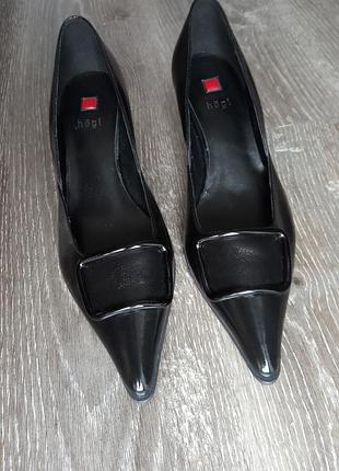 Елегантні шкіряні туфельки чорного кольору австрійського бренду hogl.добротна шкіра,актуальний дизайн, спереду декоративна мінімалістична пряжка.