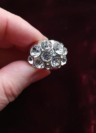 Массивное кольцо в серебряном тоне с россыпью сверкающих кристаллов