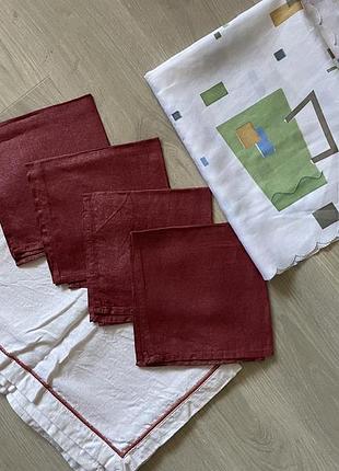 Набір скатертин і серветок на стіл