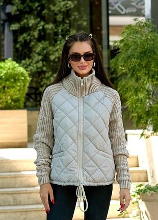 Демисезонная короткая куртка с вязаными рукавами и воротником стойка