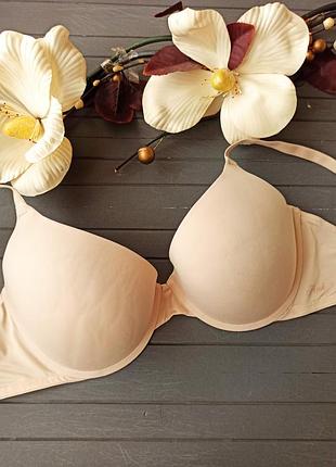 Гладкий бюстгальтер с пуш-ап 90в