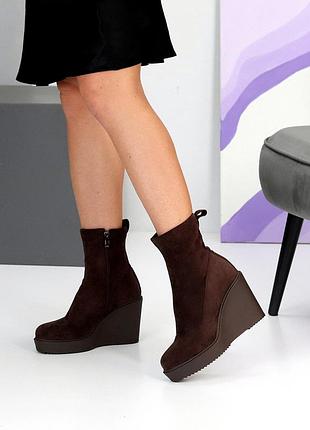 Коричневые женские ботинки на платформе танкетке демисезонные деми ботинки на флисе эко-замша