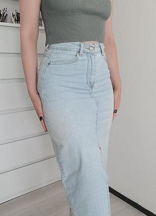 Женская юбка джинсовая меди с разрезом