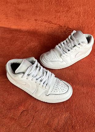 Кроссовки фирмы jordan 37,5 размера по стельке 24 см.