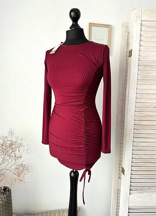Платье boohoo в рубчик бордового цвета