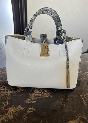 Біла сумка через плече, як нова. рекомендую до придбання. ручки та боковушки під кожу пітона сірого кольору . дуже вмістка.