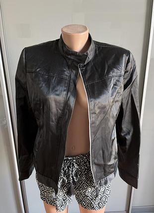 Курточка з цупкого атласу