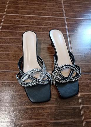 Шльопанці kitten heel  святкові нові,р.39