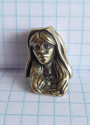 Намистина дівчина