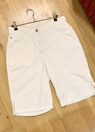 Шортіи нові білі жіночі тренд топ 2025 базові подовжені