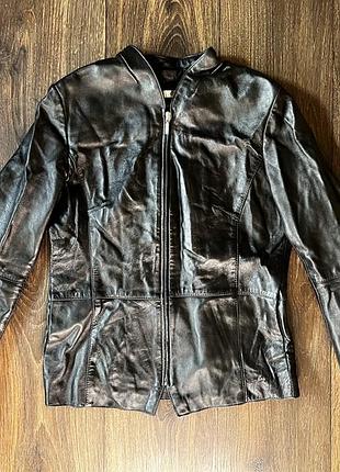 Женская кожаная куртка,чёрного цвета,s.