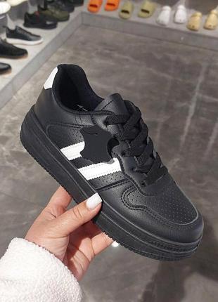 Кросівки жіночі