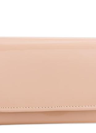 Жіночий лакований клатч нюдового кольору на ланцюжку