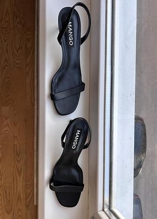 Босоніжки mango , 39 розмір , нові 10/10. натуральна шкіра ! чорний колір !