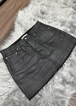 Нова спідниця levi’s icon skirt. стильна чорна міні-спідниця з деніму з глянцевим покриттям, що створює ефект шкіри. на офіційному сайті коштує 80$