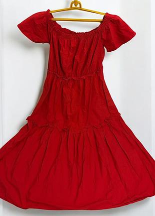Яскрава літня червона сукня