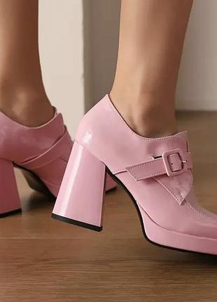 Розовые туфли на каблуке лаковые