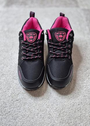 Нові жіночі кросівки р.39