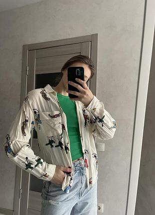 Рубашка с интересным ярким принтом