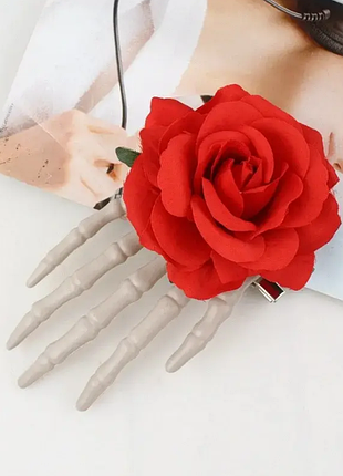 Скелет на хэллоуин кисть руки с розой 17 на 9 см красно-серый