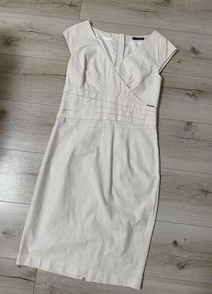 Витончена жіноча сукня в білому кольорі