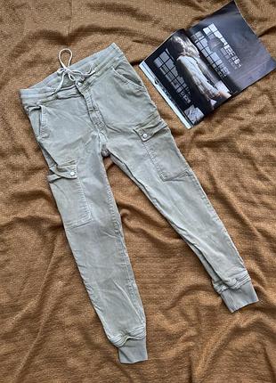 Узкие бежевые брюки карго