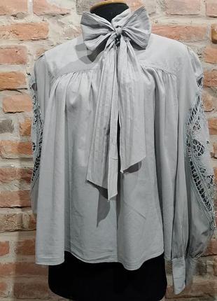Красивая блуза с прошвой на рукавах