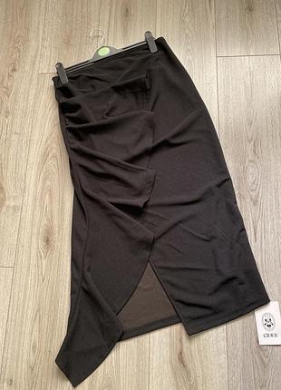 Спідниця довга чорна по фігурі з глибоким вирізом та воланом л 12