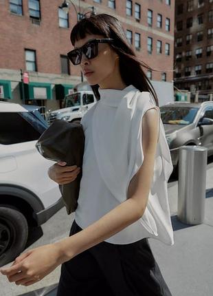 Асимметричный креповый топ-кейп