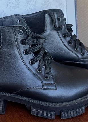 Жіночі шкіряні ботинки з замшевою вставкою