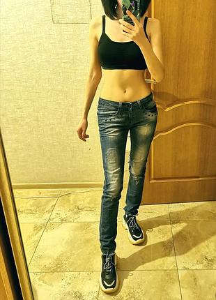 Женские джинсы