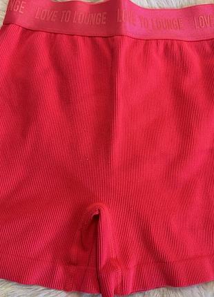 Яскраво -рожеві ребристі шорти з високою талією